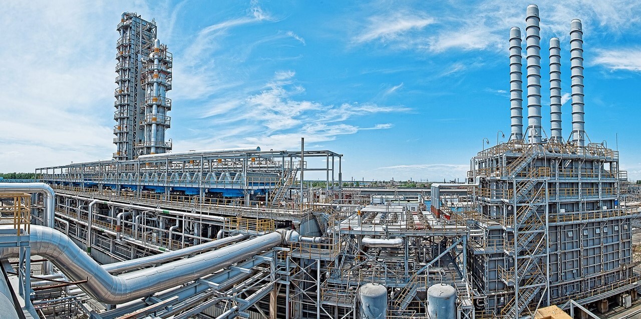 Application of nanofluids and nanocoatings in oil, gas and petrochemical industries